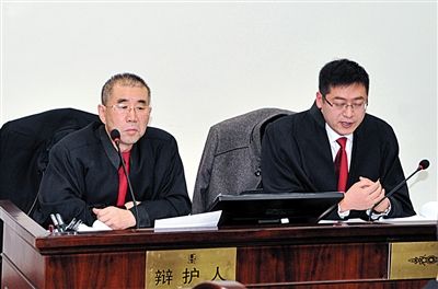 1月5日，呼市中院審理趙志紅案。律師謝飛（左）和張瑞軍（右）出庭為趙志紅辯護(hù)。
