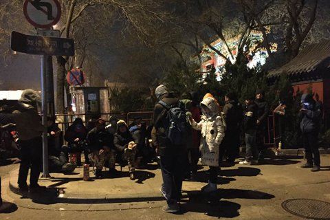 雍和宮外排隊的人。新京報記者 李相蓉 攝