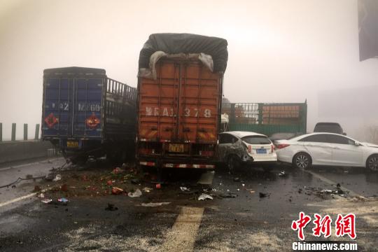 圖為21日，京港澳高速河南段21輛汽車發(fā)生連環(huán)相撞事故現(xiàn)場(chǎng)?！」啤z