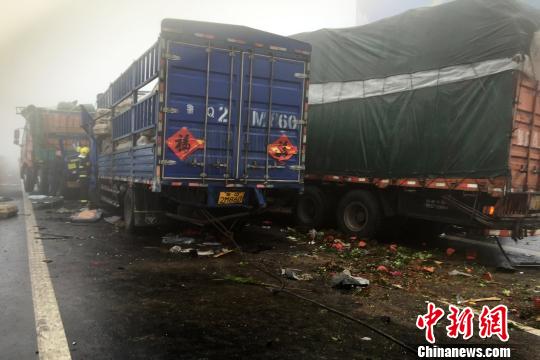 圖為21日，蘭南高速河南段車禍?zhǔn)鹿尸F(xiàn)場(chǎng)一片狼藉?！」啤z