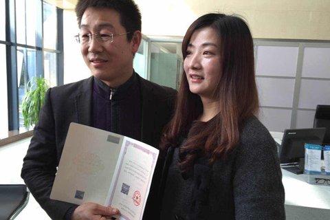 全國首本不動(dòng)產(chǎn)權(quán)證書 徐州和瀘州兩地同時(shí)頒發(fā) 全國首本不動(dòng)產(chǎn)權(quán)證書 徐州和瀘州兩地同時(shí)頒發(fā)