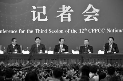 昨日，政協(xié)十二屆三次會議舉行記者會，五位嘉賓回答中外記者提問。京華時報記者王海欣攝