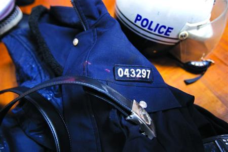 在閔行區(qū)虹橋派出所的一角，擺放著茆盛泉曾經(jīng)最愛的警服?！?43297”的警號、深色的警服依稀可見已經(jīng)凝固的血跡，警用皮帶也斷裂了。