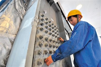 工人在內(nèi)部安裝鋼結(jié)構(gòu)。