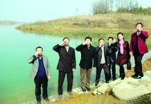 活動儀式現(xiàn)場，一眾人舀起漳河水直接喝下