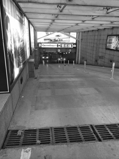 　　國(guó)貿(mào)360的地下車庫(kù)，坡陡讓人膽寒。