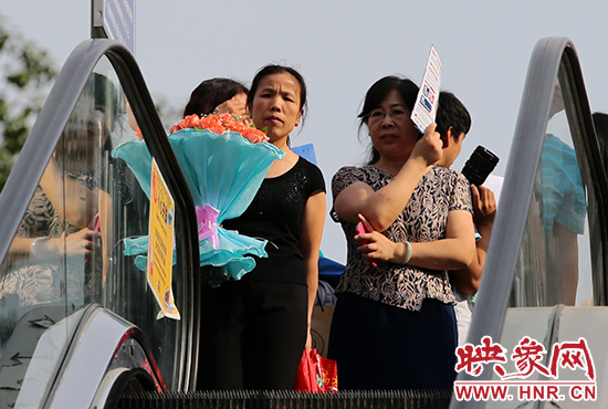 有一種情，你我日日相見，從不言表，但會抱著鮮花等候歸人。