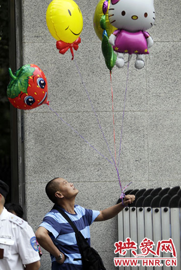 他希望你像hello kitty一樣可愛，露出笑臉。