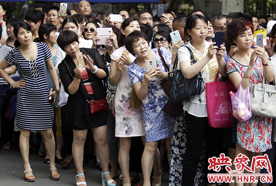 你在人群中，只有找到你，她們才會松下眉間的皺紋。