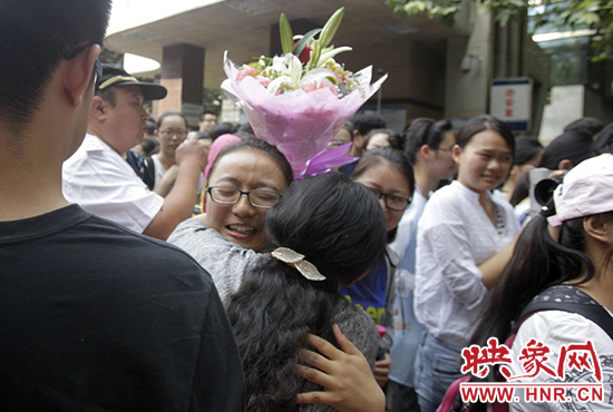 沖向你，給你一個深情的擁抱。