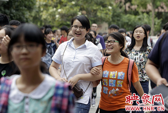 也有一種情，平日嬉笑怒罵，針鋒相對，只有別離時才會牽手擁抱。