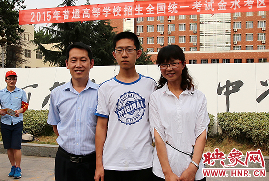 高考結(jié)束的那一刻，就意味著離別，別了曾經(jīng)的班級、老師、朋友、甚至戀人。