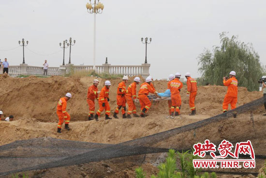 12點07分，又一人被抬出