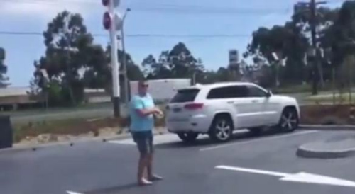 圖一：澳大利亞男子發(fā)飆的樣子被兩個兒子偷拍，并將視頻取名為“憤怒的老爹”上傳至網絡。