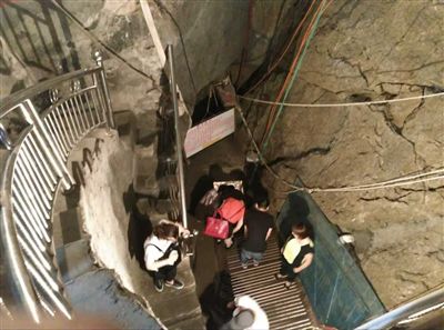 游客到魚泉參觀。