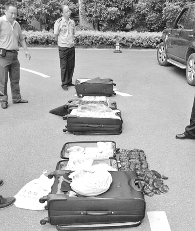 圖為民警搜出的毒品。