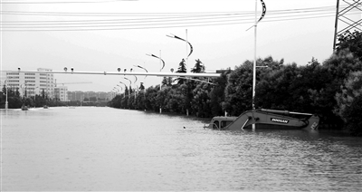 6月28日，南京暴雨致云臺山河漫堤，祿口機(jī)場高速雙向封閉 供圖/CFP