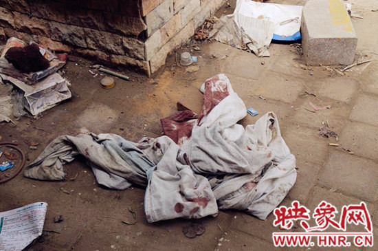 現(xiàn)場(chǎng)一張被單上沾滿血跡。