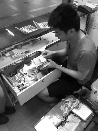 嫌疑人家的煙酒店內(nèi)暗藏地下錢莊。警方供圖