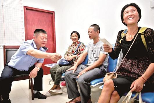 在民警的幫助下，流浪婦女右一與親人相聚