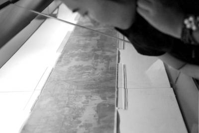 一名觀眾俯身細看《清明上河圖》。 京華時報記者王海欣攝