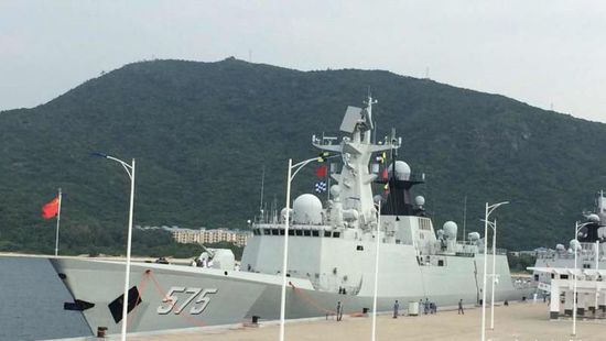 中國海軍艦艇編隊(duì)12日上午從三亞起航，參加“和平友誼-2015”中馬兩軍首次實(shí)兵聯(lián)演。