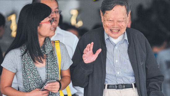 9月18日，楊振寧在合肥參觀中國科大近代物理系時接受記者采訪。記者卞世鵬/攝