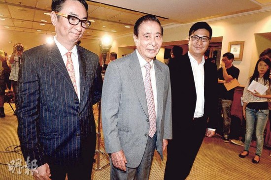 四叔李兆基（中）、長子李家杰（左）及次子李家誠