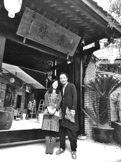 顧少強和丈夫在自己的客棧前合影,作為結婚照。照片由受訪者提供