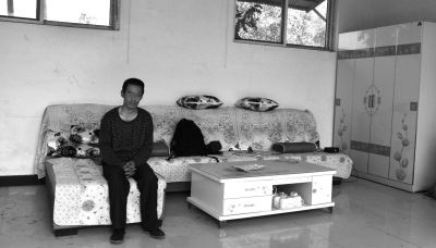 交完彩禮錢(qián)，牛志忠?guī)缀跎頍o(wú)分文，家里的沙發(fā)、茶幾、衣柜都是凌光輝買(mǎi)的。京華時(shí)報(bào)記者張恒攝