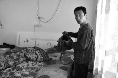 牛志忠翻看凌光輝留下的挎包。京華時(shí)報(bào)記者張恒攝