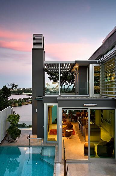 近日，新西蘭華人土豪再次出手，以1010萬(wàn)的價(jià)格購(gòu)買(mǎi)了位于Parnell的一座無(wú)敵海景豪宅。