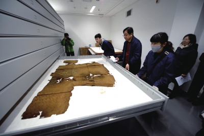 萬(wàn)歷皇帝穿過(guò)的龍袍已經(jīng)碎裂失去色彩。