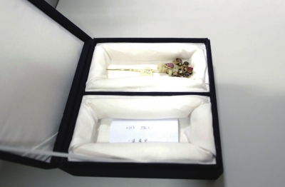 存放于匣內(nèi)的金簪華美依舊。