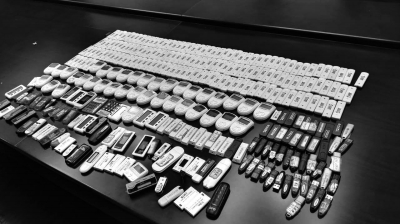 警方在行動(dòng)中繳獲的地下錢莊持有的銀行卡和手機(jī)、U盾等作案工具。