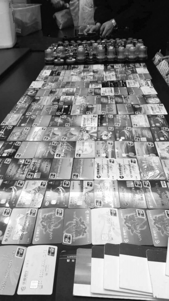 警方在行動(dòng)中繳獲的地下錢莊持有的銀行卡和手機(jī)、U盾等作案工具。