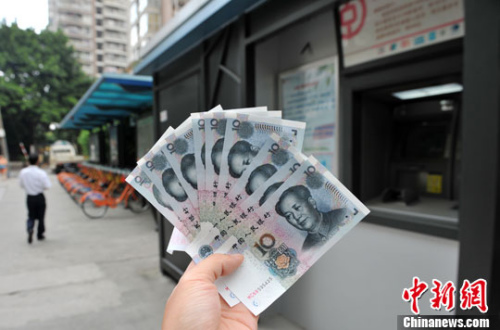 “如果是千元左右的跨行轉(zhuǎn)賬，都會先充值到支付寶，然后再轉(zhuǎn)到相應銀行賬戶中”，肩負3000多元月供的北京白領(lǐng)小李告訴中新網(wǎng)記者，這樣操作起來方便、省時，還免去下載好幾個銀行客戶端的麻煩。