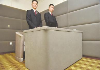 審訊室、居住室內(nèi)的桌椅板凳都進(jìn)行了軟包。