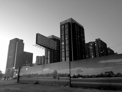 荒地西、南、北三面被2米多高的圍欄圍住。