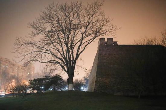 2015年12月20日，北京。霧霾之中，燈光之下的明長城遺址公園。