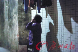 女姐在講述自己老伴幾年前在保姆的“照料”下去世的經(jīng)歷，神色悲傷。廣州日?qǐng)?bào)記者陳憂子 實(shí)習(xí)生郭嘉亮攝