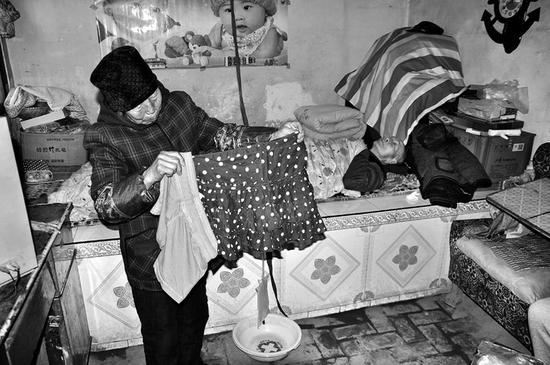 給爺爺?shù)芥?zhèn)上領(lǐng)過(guò)冬的福利，卻領(lǐng)回短裙短褲