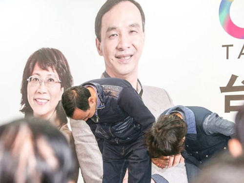 國民黨明天下午將召開臨時中常會，決定由誰擔任代理主席。圖為朱立倫與王如玄上午到競選總部，向支持自己競選的志工們一一致意，感謝他們的陪伴。圖片來源：臺灣《聯(lián)合報》