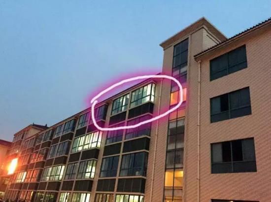 就在這間教室，吳老師在監(jiān)考中過(guò)世。