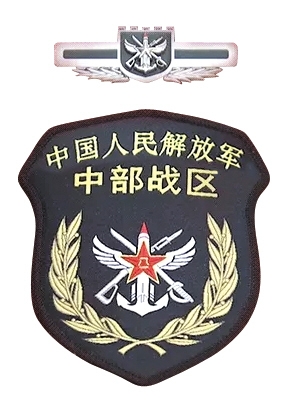 習近平將軍旗授予東部戰(zhàn)區(qū)司令員劉粵軍、政治委員鄭衛(wèi)平。