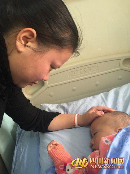 徐女士看著睡著的兒子，心里為手術費發(fā)愁