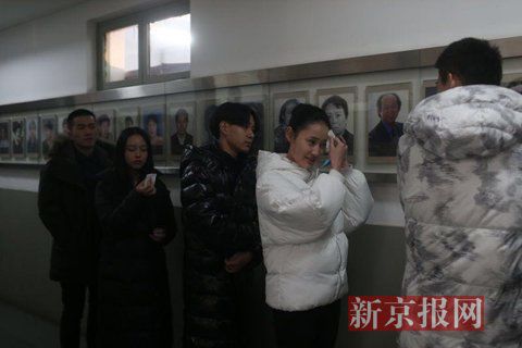 表演系考生考前正用紙巾卸妝。