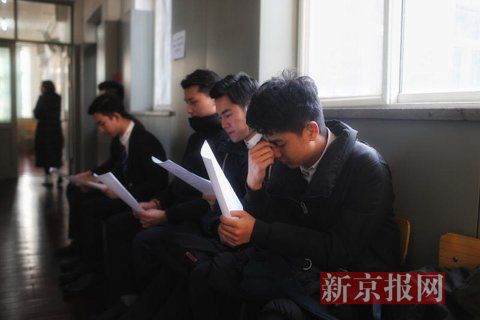 主持系考生正在備考區(qū)等待考試。