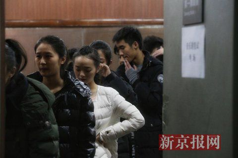 音樂劇系考生在備考區(qū)域等待考試。新京報記者 周崗峰 攝