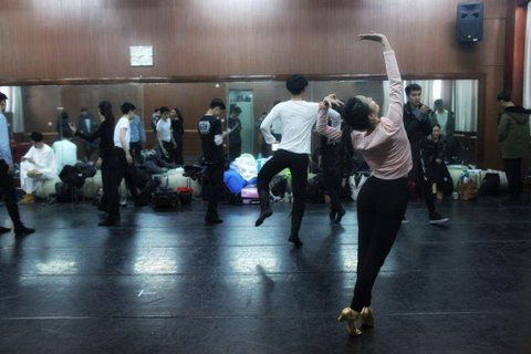 音樂劇系考生在備考區(qū)域等待考試。新京報記者 周崗峰 攝